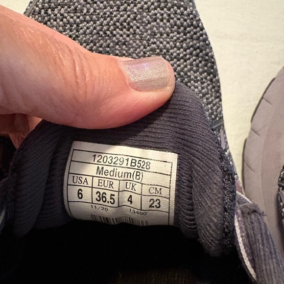 Brooks Adrenaline GTS
21 Women's
Ombre/Lavender/Metallic Sz 6 - Picture 6 of 16